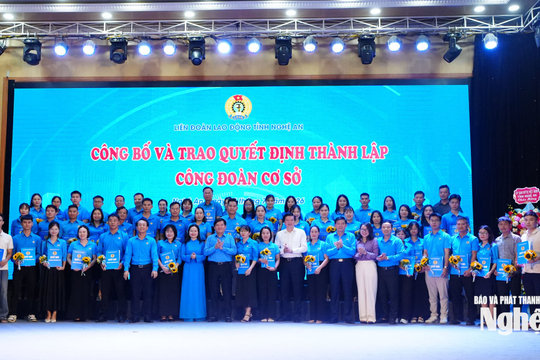 Liên đoàn Lao động tỉnh Nghệ An trao quyết định thành lập 70 công đoàn cơ sở