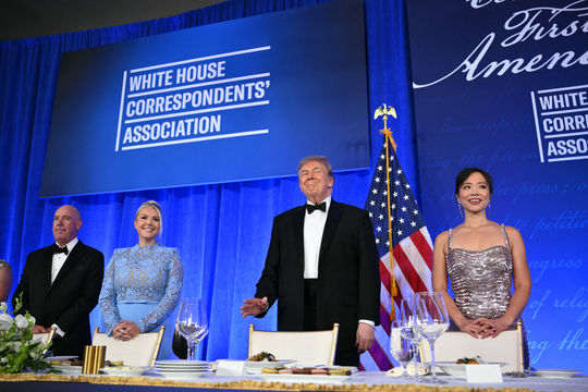 Tổng thống Trump trở lại tiệc báo chí Nhà Trắng giữa vòng vây an ninh sau vụ nổ súng