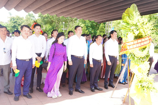 Phó Chủ tịch Thường trực HĐND tỉnh tri ân các Anh hùng liệt sĩ tại Quảng Trị