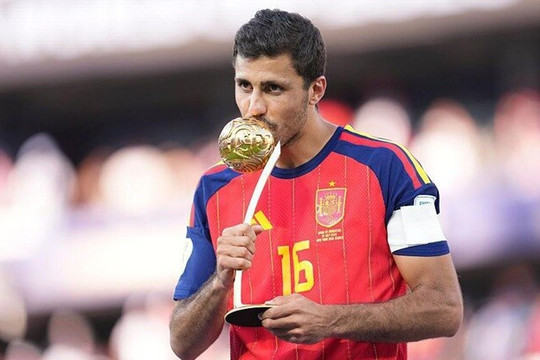 Cuộc đua Quả bóng vàng 2026: Rodri và Lamine Yamal áp đảo, Messi cùng Mbappe gặp bất lợi