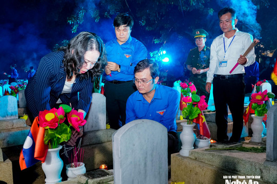 Trang trọng Lễ thắp nến tri ân các Anh hùng liệt sĩ tại Nghĩa trang Liệt sĩ Quốc tế Việt - Lào