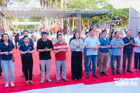 Báo và phát thanh, truyền hình Nghệ An dâng hương tri ân các Anh hùng liệt sĩ tại Nghĩa trang Quốc tế Việt - Lào