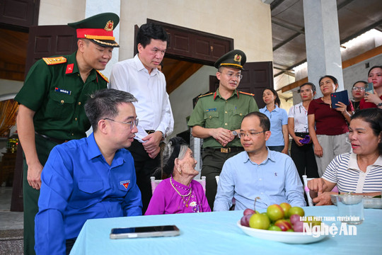 Trung ương Đoàn dâng hương tưởng niệm Chủ tịch Hồ Chí Minh, tri ân gia đình chính sách