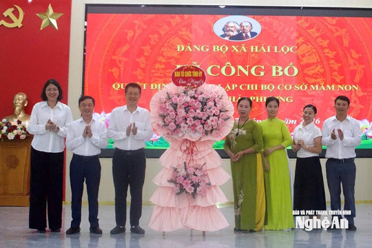 Đảng ủy xã Hải Lộc công bố quyết định thành lập chi bộ cơ sở Mầm non tư thục Hải Phượng