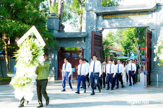 Lãnh đạo tỉnh Nghệ An dâng hoa, dâng hương tưởng niệm Chủ tịch Hồ Chí Minh và các Anh hùng liệt sĩ