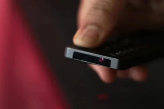 Vì sao công nghệ hồng ngoại vẫn giữ vị thế bất khả xâm phạm trên điều khiển TV thông minh?