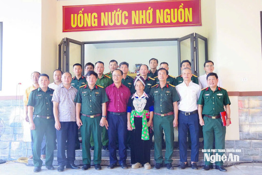 Tặng nhà cho gia đình liệt sĩ ở xã biên giới Nghệ An