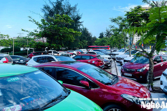 Phường Cửa Lò xử phạt chủ bãi giữ xe tự ý thu vượt giá niêm yết