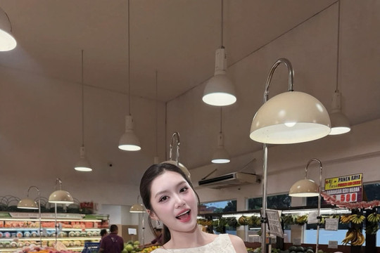 Phương Oanh gây chú ý với phong cách đời thường rạng rỡ trong chuyến du lịch Indonesia