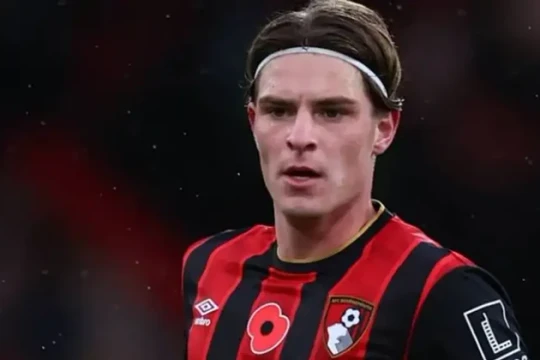 Man Utd sẵn sàng chớp thời cơ vượt mặt Chelsea trong cuộc đua chiêu mộ Alex Scott