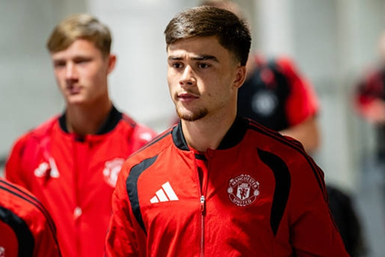 Manchester United mở cửa bán Harry Amass giá 6 triệu bảng sau biến động chiến thuật
