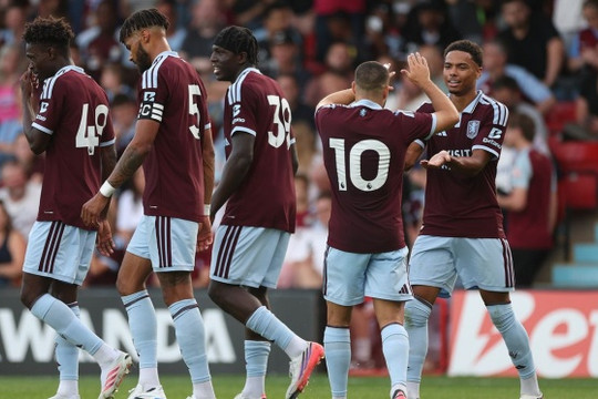Aston Villa thua Real Sociedad 2-4, Unai Emery lộ bài toán hàng thủ trước tour châu Á