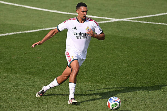 William Gallas cảnh báo Alexander-Arnold trước yêu cầu phòng ngự của Mourinho tại Real Madrid
