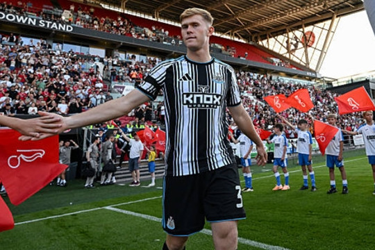 Manchester United tăng tốc vụ Lewis Hall giữa đợt chảy máu nhân sự của Newcastle