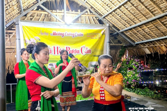 Tạo thu nhập ‘kép’ khi nông dân làm hướng dẫn viên du lịch ở bản