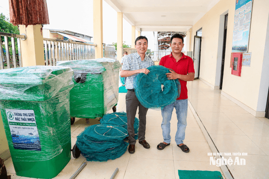 Mỗi chuyến ra khơi, ngư dân Nghệ An mang rác thải biển về bờ