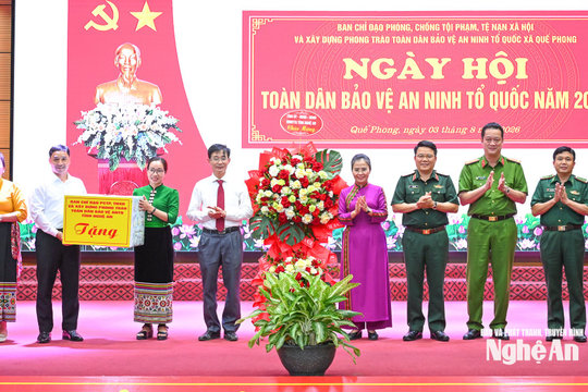 Phó Bí thư Tỉnh ủy Võ Thị Minh Sinh dự ngày hội "Toàn dân bảo vệ an ninh Tổ quốc" tại xã Quế Phong