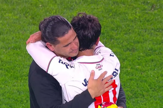 Hai cha con nhà Dos Santos bật khóc trong ngày lần đầu chạm trán ở giải vô địch Uruguay