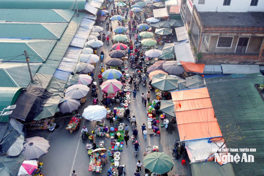 Mở đợt cao điểm lập lại trật tự đô thị trước chợ Vinh, chợ đầu mối và đền Hồng Sơn