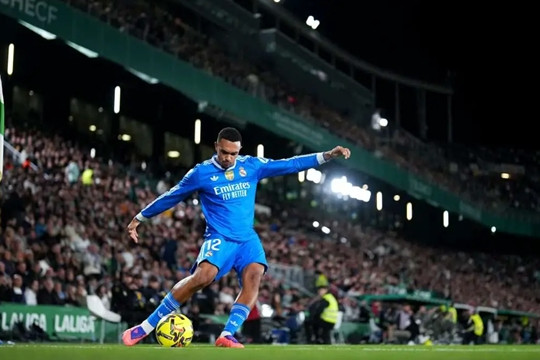Mourinho thử nghiệm Alexander-Arnold ở trung lộ để tối ưu Dumfries tại Real Madrid
