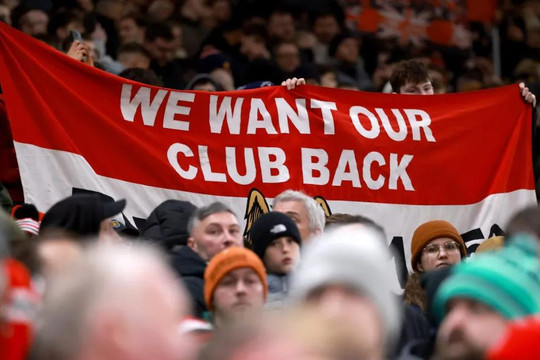 Manchester United xin lỗi người hâm mộ sau bê bối xử lý nạn bán vé chợ đen
