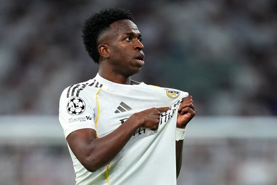 Jamie Carragher giải mã tin đồn Arsenal chiêu mộ Vinicius Junior từ Real Madrid