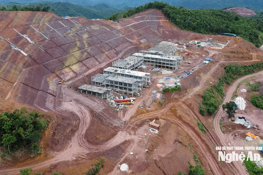 Bám công trường, chạy đua tiến độ trường liên cấp Nhôn Mai