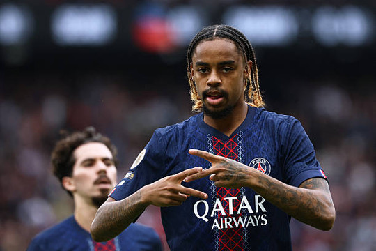 Arsenal sẵn sàng kích hoạt 140 triệu bảng cho Barcola nếu vồ hụt Vinicius Junior