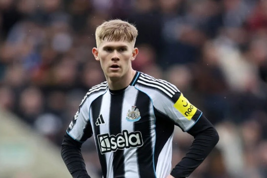 Vì sao Manchester United bế tắc trong thương vụ chiêu mộ Lewis Hall từ Newcastle?