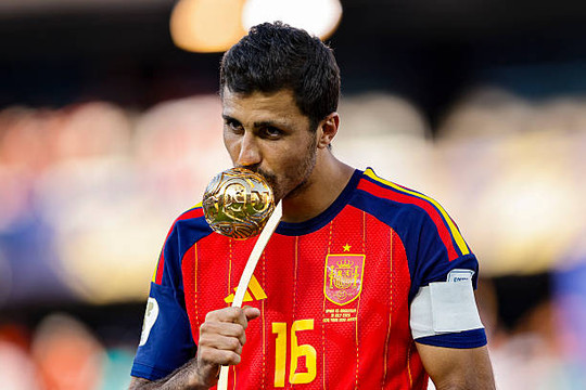 Sự chần chừ tai hại của Real Madrid: Cờ đang đến tay Barcelona trong vụ Rodri