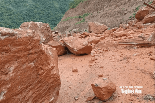 Xuyên trưa phá đá thông đường sau sạt lở ở xã vùng cao Nghệ An