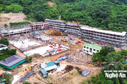 Tăng ca, tăng kíp xuyên đêm trên công trường xây dựng Dự án Trường Phổ thông nội trú liên cấp tiểu học và trung học cơ sở ở Nghệ An