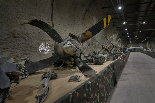 Iran công khai trưng bày mảnh vỡ máy bay F-15E Strike Eagle và UAV của Mỹ trong hầm ngầm