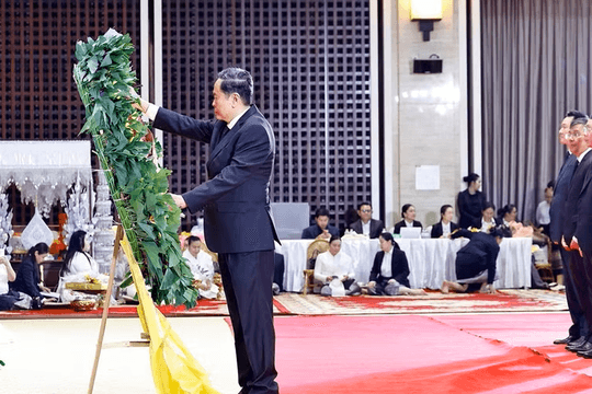 Chủ tịch Quốc hội Trần Thanh Mẫn viếng Chủ tịch Quốc hội Lào Saysomphone Phomvihane