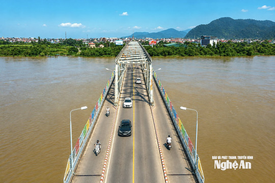 Cầu Bến Thủy 1 khoác áo mới giữa dòng Lam