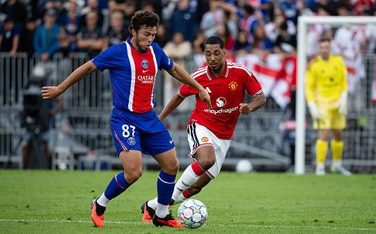 Tân binh Youri Tielemans ra mắt ấn tượng, kết hợp ăn ý cùng Bruno Fernandes trong trận hòa PSG