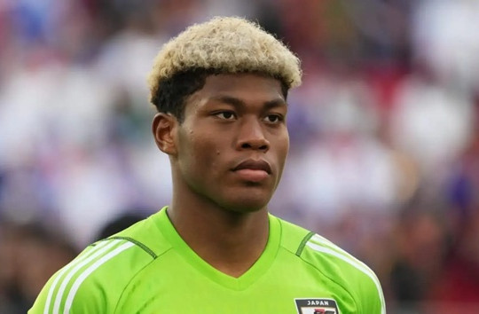 PSG gửi đề nghị 35 triệu euro cho Zion Suzuki nhưng ngôi sao Nhật Bản đòi suất bắt chính