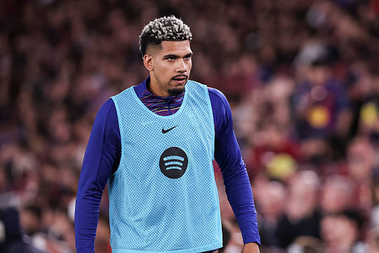 Rời Barcelona gia nhập Liverpool: Quyết định mạo hiểm của Hansi Flick với Ronald Araujo