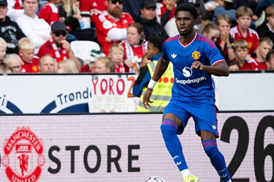 Manchester United quyết định giữ chân hậu vệ Jaydan Kamason trước sự chèo kéo từ Southampton