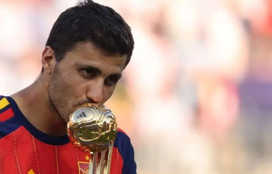 Barcelona vượt mặt Real Madrid trong cuộc đua chiêu mộ tiền vệ Rodri giá 80 triệu euro
