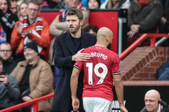 HLV Michael Carrick hồi sinh hàng công Manchester United nhờ bộ đôi Bryan Mbeumo và Amad Diallo