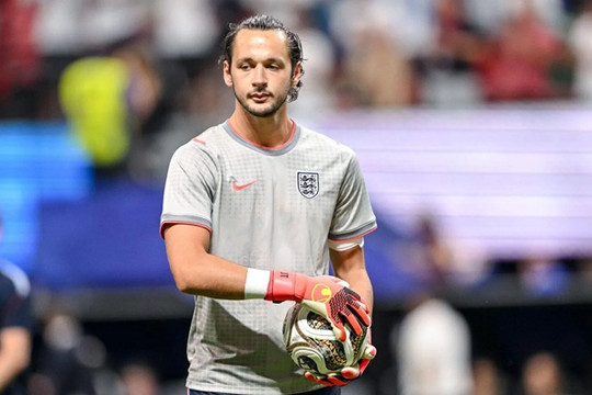 Leeds United chi 40 triệu bảng mua James Trafford từ Man City để giải bài toán khung gỗ