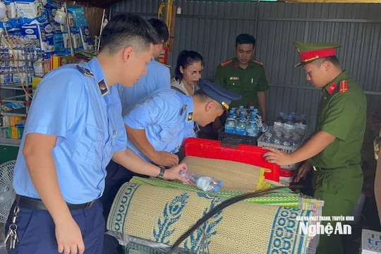 Người bán hàng gần cổng Bệnh viện Hữu nghị Đa khoa Nghệ An thừa nhận hành vi tự rót nước vào vỏ chai để bán cho khách