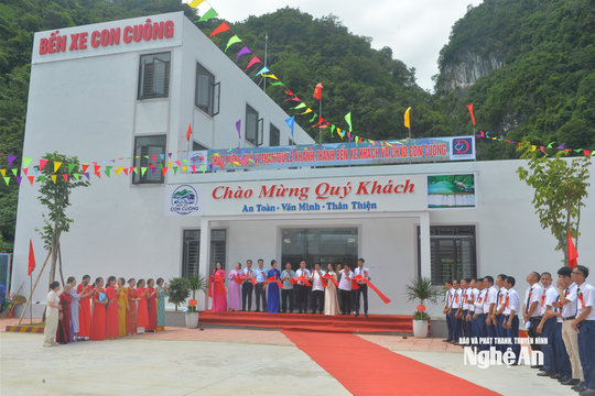 Khánh thành Bến xe khách và cửa hàng xăng dầu Con Cuông