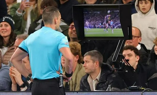 UEFA quyết định giảm bớt can thiệp VAR nhằm trả lại vị trí trung tâm cho các trọng tài