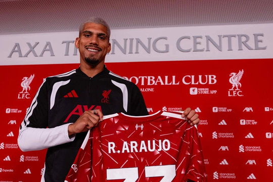 Liverpool chính thức hoàn tất thương vụ mượn trung vệ Ronald Araujo từ Barca đến 2027