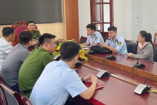 Người bán hàng gần cổng Bệnh viện Hữu nghị Đa khoa Nghệ An thừa nhận hành vi tự rót nước vào vỏ chai để bán cho khách