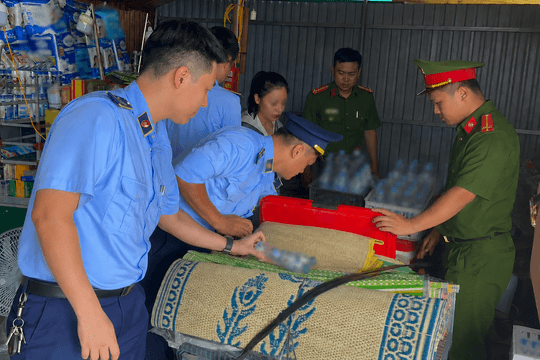 Người bán hàng gần cổng Bệnh viện Hữu nghị Đa khoa Nghệ An thừa nhận hành vi tự rót nước vào vỏ chai để bán cho khách