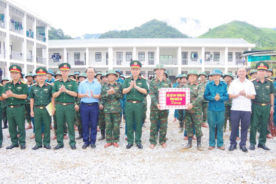 Bộ Chỉ huy Quân sự tỉnh thăm, động viên lực lượng tham gia xây dựng trường liên cấp xã Na Ngoi