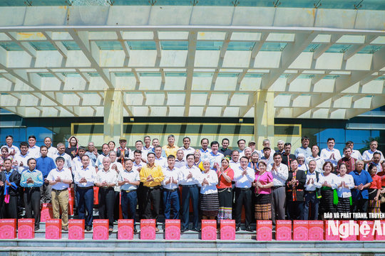 Chủ tịch UBND tỉnh Nghệ An gặp mặt 65 người có uy tín tiêu biểu trong đồng bào dân tộc thiểu số